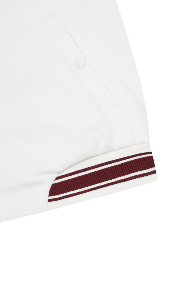 (W) 네오프렌 바시티 재킷은 여성 골퍼 및 일상복을 위한 스포티하고 캐주얼한 아우터입니다. 아이보리와 와인 두 가지 색상으로 출시되었으며, 봄, 가을, 겨울 시즌에 착용하기 좋습니다. 슬림핏 디자인의 레귤러 기장이며, 네오프렌 소재로 제작되어 보통에서 두꺼운 두께감을 자랑합니다. 백면 뉴베어 아플리케 그래픽, 넥, 소매단, 밑단의 티오 컬러 립조직 배색, 스냅버튼 포켓, 왼쪽 가슴 뉴베어 자수 와펜, 왼쪽 팔 오각형 티오 와펜 등의 디테일이 돋보입니다. 신축성이 있어 편안하게 착용 가능하며 비침 걱정 없이 즐길 수 있습니다.
