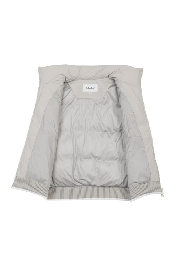 (W) 니트 하이브리드 다운 재킷은 여성용 아우터로, 가을과 겨울에 골프 및 일상생활에서 활용하기 좋습니다. 그레이와 블루 두 가지 색상으로 출시되었으며, 슬림핏 또는 오버핏으로 연출할 수 있습니다. 울과 나일론 혼방 소재에 두꺼운 두께감으로 보온성을 높였고, 부드러운 촉감을 선사합니다. 방풍 소매 안감, 20oz 플리스 충전재, 시그니처 자수, 대각선 지퍼 포켓 등 다양한 디테일이 돋보이는 하이브리드 다운 재킷입니다. 캐주얼, 스포티, 미니멀 스타일을 원하는 고객에게 적합합니다.
