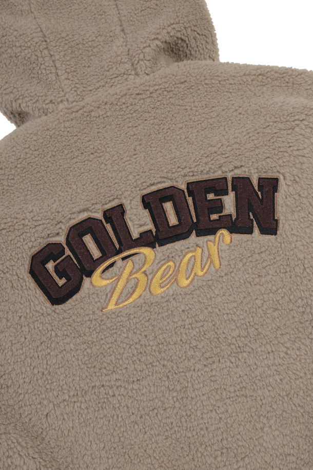 (W) 소프트 플리스 후디는 부드러운 촉감의 플리스 소재로 제작된 여성용 상의입니다. 베이지 색상의 레귤러핏 긴소매 후드 집업으로, 가을/겨울 시즌에 따뜻하게 착용할 수 있습니다. 캐주얼 및 스포티한 스타일을 연출하며, 골프룩으로도 활용 가능합니다. 두꺼운 두께감으로 보온성을 높였으며, 무지 패턴으로 미니멀한 디자인을 더했습니다. 편안함과 스타일을 동시에 만족시키는 아이템입니다.
