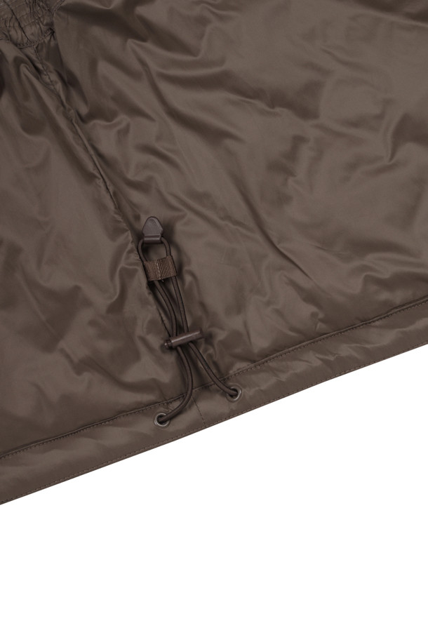 (W) 플리스 카라 퀄티드 베스트는 여성스러운 스타일을 강조하는 아우터입니다. 브라운 컬러의 부드러운 플리스 카라와 퀄팅 디테일이 특징이며, 가을과 겨울에 따뜻함과 스타일을 동시에 제공합니다. 집업 스타일과 레귤러핏으로 편안하게 착용 가능하며, 골프룩 또는 일상 캐주얼룩, 스포티룩, 미니멀룩 등 다양한 스타일 연출에 활용할 수 있습니다. 두꺼운 두께감으로 보온성을 높였으며 민소매 디자인으로 활동성을 보장합니다.
