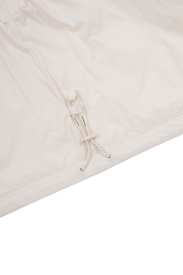 (W) 플리스 카라 퀼팅 베스트는 여성 골퍼들을 위한 캐주얼, 스포티 무드의 조끼입니다. 아이보리, 화이트 두 가지 색상으로 출시되었으며, 부드러운 플리스 소재와 두꺼운 두께감으로 가을, 겨울철 보온성을 높였습니다. 크롭 기장의 레귤러핏으로, 카라 디테일과 퀼팅 디자인이 특징이며, 집업 스타일로 간편하게 착용할 수 있습니다. 스포티한 골프룩뿐만 아니라 일상에서도 미니멀하게 연출하기 좋은 아이템입니다.
