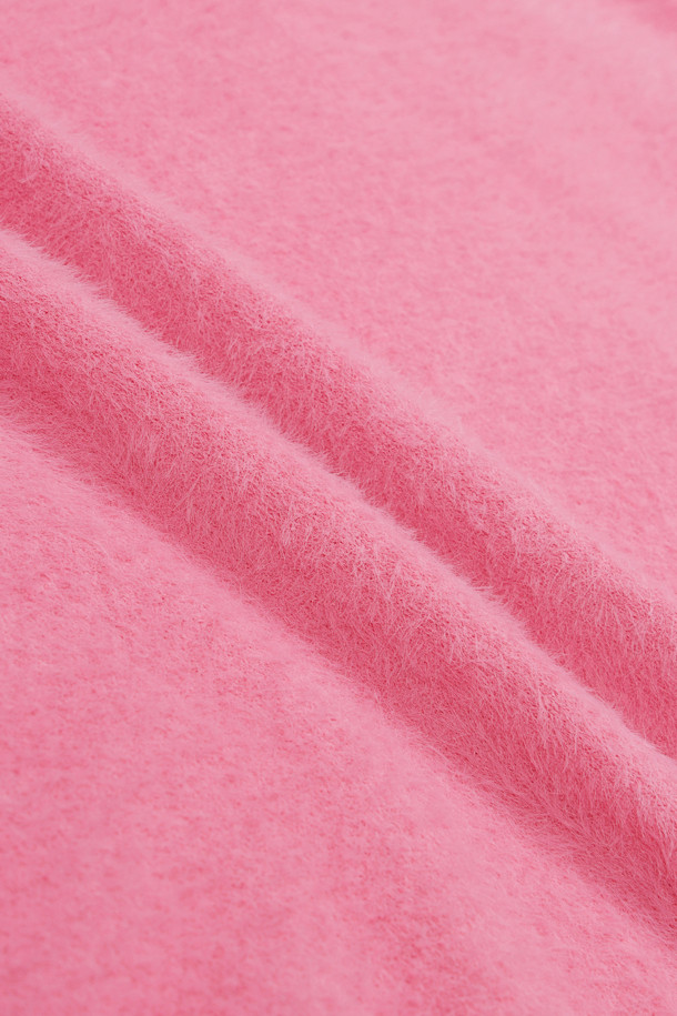 (W) 플러피 얀 후드 니트는 부드러운 촉감과 보온성을 갖춘 여성용 상의입니다. 플러피한 텍스처와 무지 패턴으로 캐주얼하고 스포티한 스타일을 연출하며, 가을/겨울 시즌 골프룩으로도 활용 가능합니다. 레귤러핏에 긴 소매, 후드 네크라인 디자인으로 편안함을 더했습니다. 두꺼운 두께감으로 따뜻하게 착용할 수 있으며, 핑크 컬러가 사랑스러운 분위기를 선사합니다. 플리스 소재로 제작되어 부드러운 착용감을 제공합니다.
