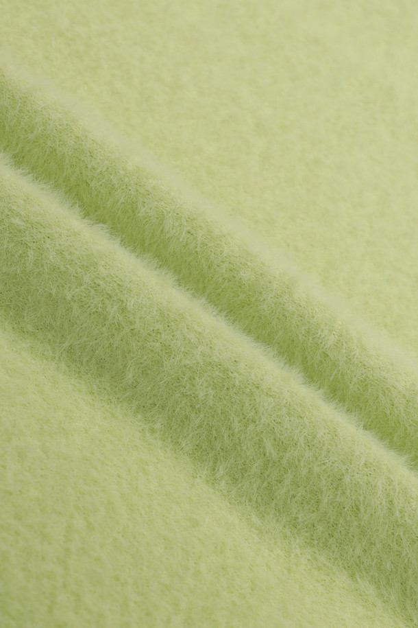 (W) 플러피 얀 후드 니트는 부드러운 날개사 소재로 제작되어 포근한 착용감을 선사합니다. 베이지, 옐로우 그린, 핑크 세 가지 다채로운 색상으로 출시되었으며, 세미 오버핏의 캐주얼한 스타일을 연출합니다. 가을, 겨울 시즌에 골프룩 또는 일상룩으로 활용하기 좋으며, 좌측 가슴 비니 베어 와펜과 후드 스트링 디테일이 특징입니다. 소매와 밑단 1X7 립조직으로 마감하여 늘어짐을 방지하고, 신축성 있는 소재로 활동성을 높였습니다. 무지 디자인에 긴 소매 기장으로 어떤 스타일에도 쉽게 매치할 수 있습니다.
