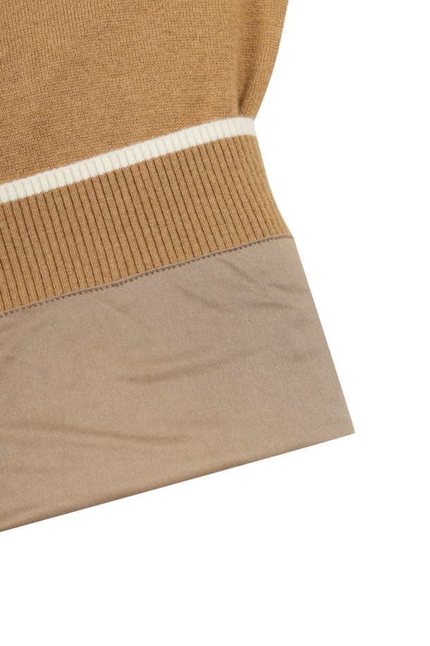 (W) 윈드프루프 라이닝 풀오버 니트는 여성 골프 의류로, 겨울철 라운딩과 일상에서 모두 활용 가능한 제품입니다. 아이보리, 베이지, 블루 세 가지 색상으로 출시되었으며, 울 혼방 소재에 방풍 안감을 더해 보온성을 극대화했습니다. 등판 자카드 아트웨올, 배색 포인트, 넥/소매/밑단 립 조직 등 섬세한 디자인 디테일을 살렸으며, 소매 밑단 배색 컬러 포인트와 전면 좌측 가슴 시그니처 자수 디테일이 특징입니다. 슬림핏, 데일리핏, 오버핏 세 가지 핏으로 폭넓은 스타일 연출이 가능합니다.
