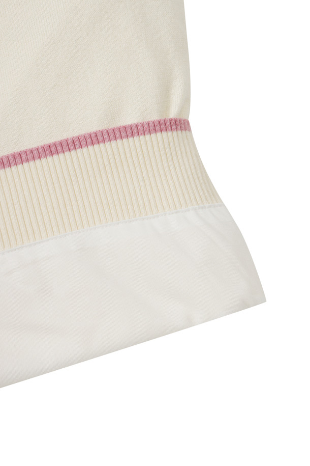 **(W) 윈드프루프 라이닝 풀오버 니트**는 여성 골퍼들을 위한 겨울철 필수 아이템입니다. 아이보리, 베이지, 블루 세 가지 색상으로 출시되었으며, 등판 자카드 아트웍이 돋보이는 클래식하고 스포티한 스타일을 연출합니다. 부드러운 울 소재와 두꺼운 두께감으로 보온성을 높였으며, 방풍 안감이 외부 찬 바람을 효과적으로 막아줍니다. 넥, 소매, 밑단 7X7 립 조직과 소매 밑단 배색 포인트, 가슴 시그니처 자수가 디자인의 완성도를 더합니다. 슬림, 데일리, 오버 핏으로 폭넓은 스타일을 소화할 수 있으며, 라운드넥과 긴소매 디자인으로 어떤 골프룩이나 겨울 데일리룩에도 잘 어울립니다.
