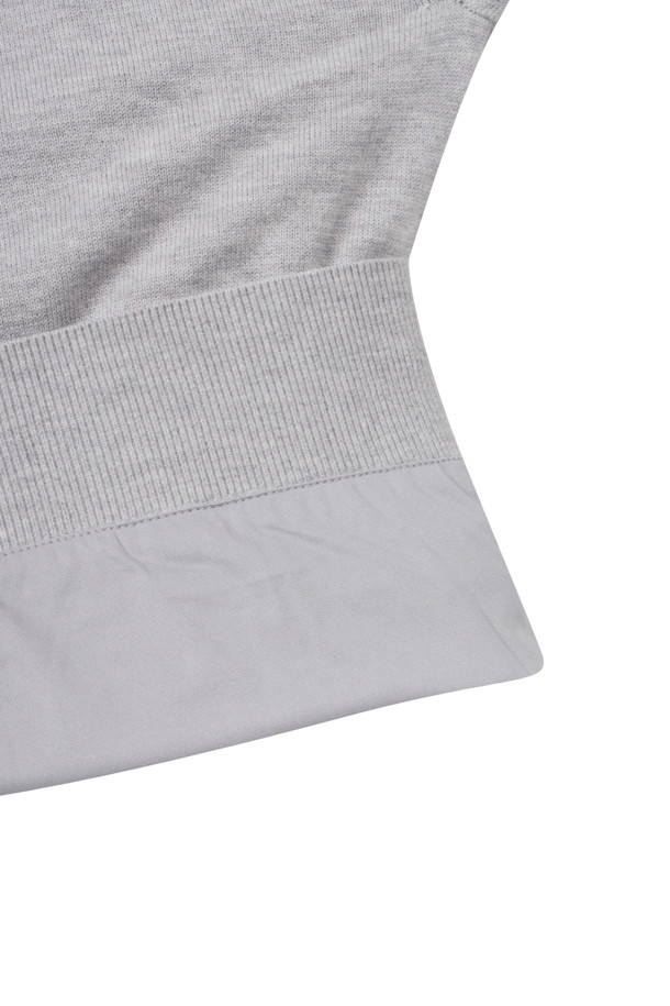 여성용 "(W) 윈드프루프 라이닝 하프 집업 니트"는 가을과 겨울 시즌에 적합한 상의입니다. 부드러운 촉감의 니트 소재와 방풍 안감이 적용되어 보온성과 방풍 기능을 제공합니다. 하프넥 디자인과 레귤러핏으로 제작되었으며, 스포티하면서도 베이직한 스타일을 연출합니다. 무지 패턴의 그레이 컬러로 어떤 골프룩에도 미니멀하고 클래식하게 매치할 수 있습니다. 긴 소매 기장의 두꺼운 두께감으로 편안한 착용감을 선사합니다.
