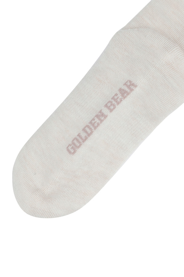 (W) 스트라이프 울 니삭스는 여성 골프룩, 가을 나들이룩, 겨울 데일리룩에 모두 잘 어울리는 클래식, 미니멀, 캐주얼 스타일의 양말입니다. 아이보리, 블랙 두 가지 색상으로, 울 혼방 소재의 두꺼운 두께감과 부드러운 촉감이 특징입니다. 발바닥 파일 편직으로 편안한 착용감을 제공하며, 상단 두 줄의 톤온톤 스트라이프 패턴과 버릿베어 자수, 로고 자카드 디자인으로 고급스러운 외관을 자랑합니다. 가을, 겨울 시즌에 따뜻하고 스타일리시하게 연출할 수 있는 아이템입니다.
