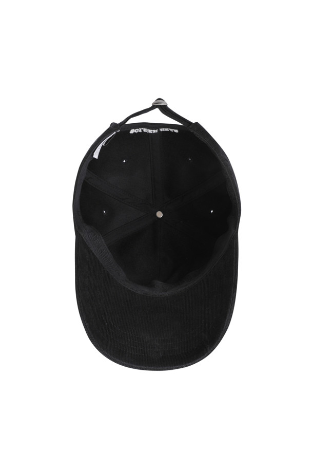 (유) 코듀로이 에센셜 볼캡은 남녀 모두 착용 가능한 볼캡으로, 아이보리, 베이지, 블랙 3가지 색상으로 출시되었습니다. 사계절 내내 착용 가능하며, 코듀로이 소재로 제작되어 부드러운 촉감과 얇지만 형태 유지에 뛰어난 기능을 제공합니다. 2024년 베스트 상품을 2025년 버전으로 리뉴얼하여 원단 이면에 얇은 심지를 보강하고, 착용 시 형태 무너짐을 최소화하여 최적의 핏을 선사합니다. 아플리케 와펜과 로고 자수, 벤틸레이션 아일렛 디테일이 돋보이며 캐주얼, 클래식, 미니멀 스타일은 물론 골프룩에도 잘 어울립니다. 챙 넓이는 7cm, 모자 깊이는 16cm입니다.
