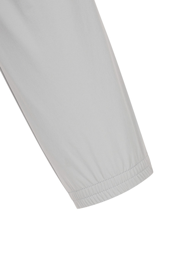 메쉬 카고 조거 팬츠는 통기성이 우수한 메쉬 소재로 제작되어, 봄, 여름, 가을, 겨울 사계절 모두 활용 가능한 남성용 조거 팬츠입니다. 스포티하고 캐주얼한 스타일을 연출하며, 미니멀한 디자인으로 어떤 상의에도 쉽게 매치할 수 있습니다. 그레이와 블랙 두 가지 색상으로 출시되었으며, 슬림핏, 스트레이트핏, 테이퍼드핏, 와이드핏 등 다양한 핏을 선택할 수 있습니다. 밴딩 처리된 허리와 무릎 다트, 입체 패턴으로 편안한 착용감을 제공하며, 리플렉티브 스티치와 메쉬 카고 포켓, 우측 사선 포켓 등의 디테일이 돋보입니다. 골프룩으로도 손색없는 실용적인 아이템입니다.
