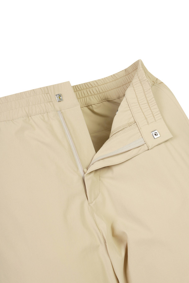 패턴 프린팅 팬츠는 남성용 카고 바지로, 봄, 가을, 겨울 계절에 착용하기 좋습니다. 베이지 컬러의 경량 스트레치 소재로 제작되어 스포티한 스타일을 연출합니다. 전체 밴딩 허리밴드와 밑단 스트링, 스토퍼로 편안한 착용감을 제공하며, 슬림핏, 스트레이트핏, 테이퍼드핏, 와이드핏 등 다양한 핏으로 선보입니다. 커브드 라인 로고 프린트가 돋보이며, 우측 플랩커버 아웃포켓과 전면 사선 싱글월 포켓 디테일로 실용성을 더했습니다. 골프룩, 여행룩, 캐주얼, 미니멀 스타일을 즐기는 분들에게 적합합니다.
