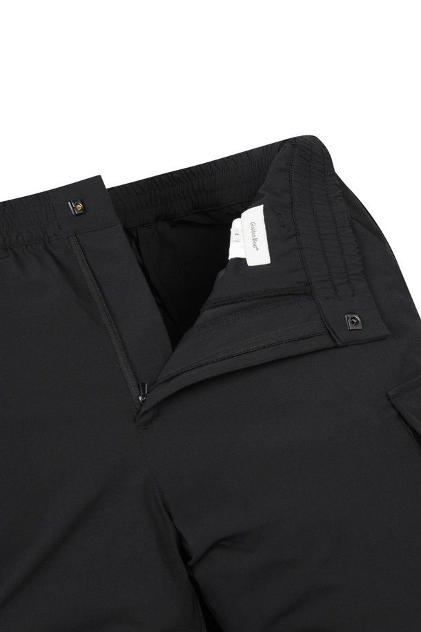 패턴 프린팅 팬츠는 남성용 카고 팬츠입니다. 베이지 컬러의 경량 스트레치 소재로 제작되었으며, 봄, 가을, 겨울 계절에 착용하기 좋습니다. 전체 밴딩 허리, 우측 플랩커버 아웃포켓, 전면 사선 싱글월트 포켓, 커브드 라인 로고 프린팅, 밑단 스트링 & 스토퍼 디테일이 특징입니다. 슬림핏, 스트레이트핏, 테이퍼드핏, 와이드핏으로 다양한 핏을 선택할 수 있으며, 골프룩, 가을 나들이룩, 스포티, 캐주얼, 미니멀 스타일을 연출하기 좋습니다.
