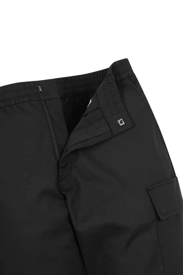 슬란트 카고 포켓 스트레이트 팬츠는 남성용 카고 팬츠로, 캐주얼, 스포티, 미니멀한 스타일을 연출하기에 적합합니다. 봄, 여름, 가을, 겨울 모든 계절에 착용 가능하며, 골프룩이나 여행룩에 매치하기 좋습니다. 블랙과 베이지 두 가지 색상으로 출시되었으며, 전체 밴딩으로 편안한 착용감을 제공합니다. 대각선 카고 포켓과 사이드 플랩 포켓, 벨크로 잠금 디테일이 특징이며, 우측 뒷 벨트 루프에는 D링이 있어 실용성을 더했습니다. 뻣뻣한 촉감의 슬림핏, 또는 스트레이트 핏으로 출시되었습니다.
