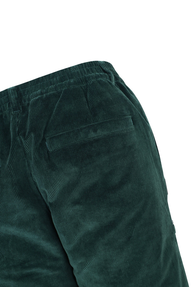 블랙 컬러의 코듀로이 밴딩 조거 팬츠입니다. 가을, 겨울 시즌에 적합하며, 캐주얼, 스포티, 미니멀 스타일을 모두 아우르는 디자인입니다. 두꺼운 두께감의 코듀로이 소재로 제작되어 부드러운 촉감을 선사하며, 릴랙스 핏으로 편안한 착용감을 제공합니다. 밑단 시보리 디테일이 있으며, 골프룩과 일상복 모두 활용 가능합니다. 남성용 조거 팬츠로, 활동적인 날에도 스타일리시함을 놓치지 않도록 디자인되었습니다.
