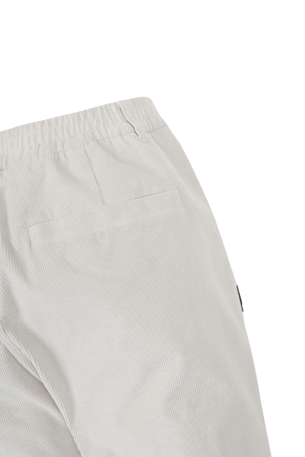 코듀로이 밴딩 조거 팬츠는 부드러운 촉감의 코듀로이 소재로 제작되어 봄, 가을, 겨울 시즌에 착용하기 좋습니다. 슬림, 스트레이트, 테이퍼드, 와이드 핏으로 다양한 스타일을 연출할 수 있으며, 3D 패턴 적용으로 편안한 착용감을 선사합니다. 아이보리, 브라운, 그린 세 가지 색상으로 출시되었으며, 골프룩, 가을 나들이룩, 캐주얼, 스포티, 미니멀 스타일링에 활용하기 좋습니다. 밴딩 처리와 조거 스타일 햄라인으로 활동성을 높였으며, 좌우 지퍼 포켓, 대각선 사이드 포켓, 펜홀더 포켓, 백 웰트 포켓, 스냅 클로저, 5개의 벨트 루프 등의 디테일이 돋보입니다.
