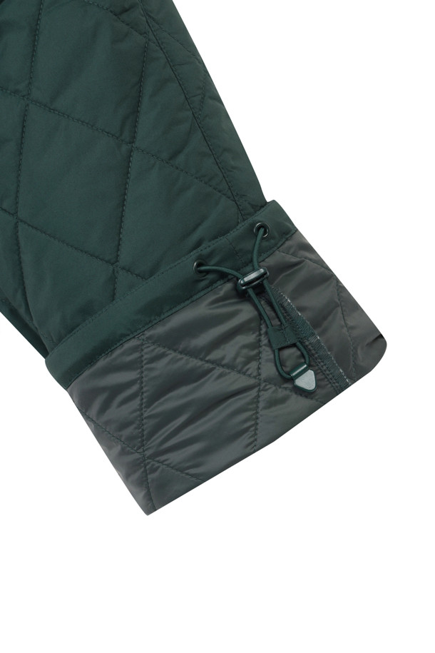 퀼티드 조거 팬츠는 남성을 위한 캐주얼 & 스포티 스타일의 조거 팬츠입니다. 봄, 가을, 겨울 시즌에 적합하며, 블랙과 그린 두 가지 색상으로 제공됩니다. 다이아몬드 퀼팅 패턴과 슬림핏 디자인이 특징이며, 우븐, 폴리에스터 소재로 제작되었습니다. 좌우 사선 포켓, 아웃 카고 포켓, 후면 싱글 월렛 포켓, 조절 가능한 밑단 스트링, 무릎 부분 입체 다트 등의 디테일이 돋보입니다. 전체 밴딩과 폴리 충전재 안감으로 편안함과 보온성을 더했으며, 골프룩으로도 활용 가능합니다.
