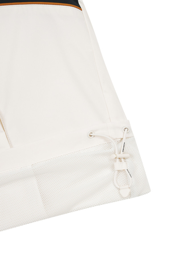 컨트라스트 체스트 보더 우븐 아노락은 남성용 아우터로, 골프, 가을 나들이, 겨울 데일리룩에 적합한 스포티한 스타일의 아노락입니다. 아이보리, 민트, 네이비 3가지 색상으로 출시되었으며, 메쉬 안감과 통기성을 갖춰 활동성을 높였습니다. 슬림핏에 레귤러 기장으로 제작되었으며, 하프 집업 형태에 스탠드 카라 디자인을 더했습니다. 전면 하단 사선 싱글월트 포켓, 소매단 밴드, 밑단 스트링&스토퍼 등의 디테일로 실용성을 더했고, 오른쪽 소매 베어 자수 와펜으로 포인트를 주었습니다.
