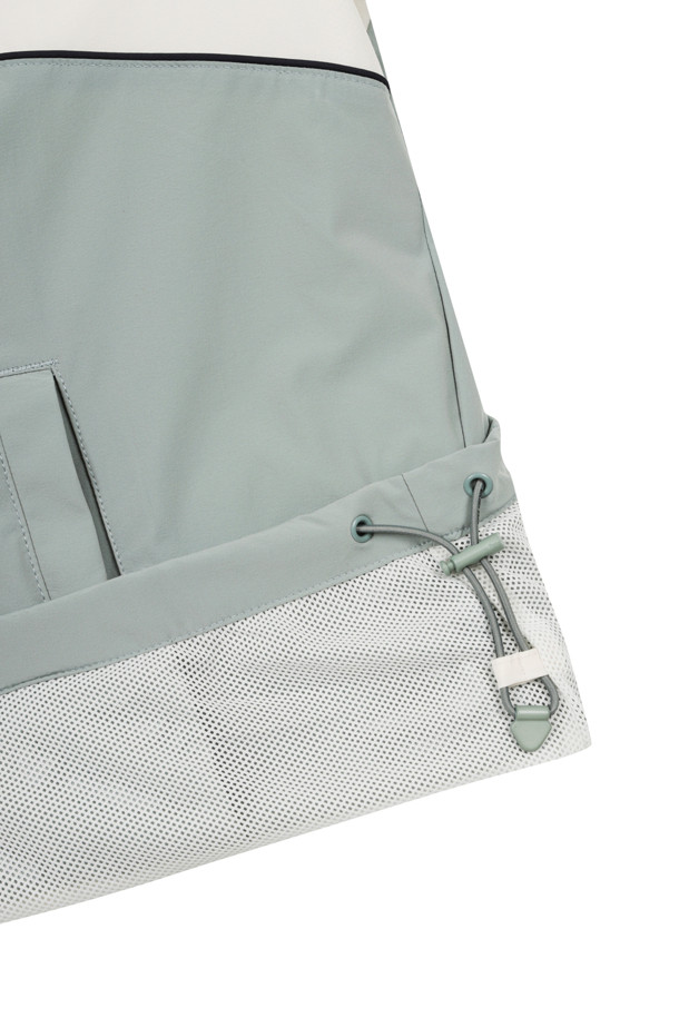 컨트라스트 체스트 보더 우븐 아노락은 남성용 아우터로, 아이보리, 민트, 네이비 세 가지 색상으로 출시되었습니다. 봄, 여름, 가을, 겨울 사계절 모두 착용 가능하며, 스포티하고 캐주얼한 스타일을 연출할 수 있습니다. 컬러 블록 패턴의 하프 집업 방식 아노락으로, 슬림핏, 데일리핏, 오버핏 등 다양한 핏으로 연출할 수 있습니다. 나일론 소재로 제작되어 보통 두께감을 가지며, 세미오토락 지퍼풀러, 넥밴드 이면 포인트 컬러, 베어 자수 와펜 등의 특징을 가지고 있습니다. 골프, 일상 등 다양한 TPO에 활용 가능합니다.
