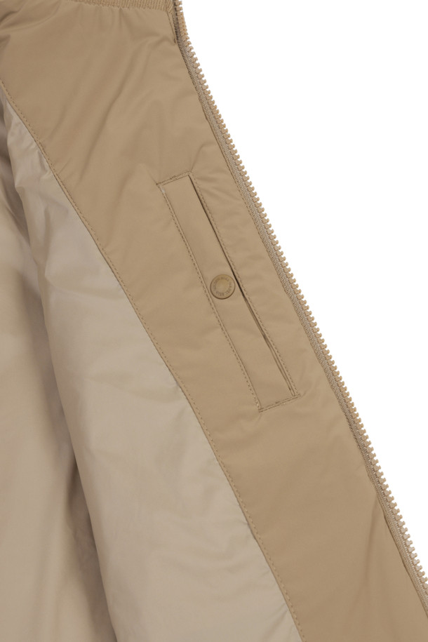 남성용 퀼티드 하이브리드 재킷입니다. 베이지 색상으로, 가을과 겨울에 따뜻하게 입을 수 있습니다. 골프 및 일상용으로 모두 활용 가능하며, 스포티하면서도 캐주얼한 스타일을 연출합니다. 폴리에스테르 소재로 제작되어 부드러운 촉감을 제공하며, 두꺼운 두께감으로 보온성을 높였습니다. 레귤러핏에 긴 소매, 집업 여밈 방식의 퀼팅 코트 타입 하이브리드 디자인입니다.
