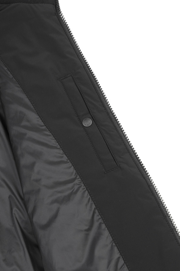 남성 골프 및 일상용으로 적합한 퀄티드 하이브리드 재킷입니다. 스포티하고 캐주얼한 스타일을 연출하며, 가을, 겨울철에 따뜻하게 착용할 수 있습니다. 부드러운 촉감의 나일론과 폴리에스테르 혼방 소재로 제작되었으며, 두꺼운 두께감으로 보온성과 방풍 기능을 제공합니다. 레귤러핏에 집업 스타일, 스탠드 칼라 디자인으로 활동적인 움직임에도 편안함을 선사합니다. 퀄팅 패턴이 돋보이는 긴 소매의 블랙 컬러 재킷으로, 미니멀한 스타일을 선호하는 분들께 추천합니다.
