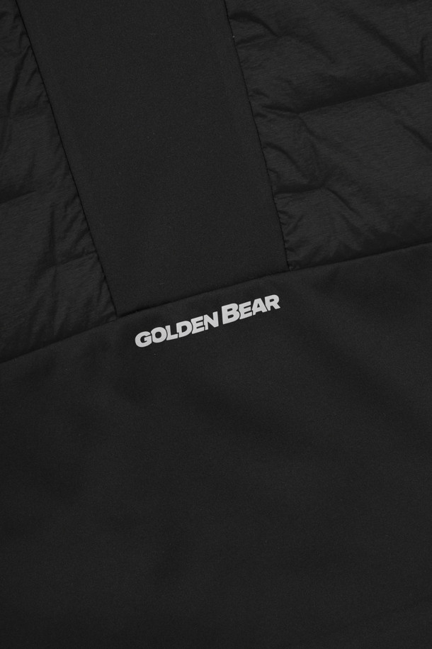 남성 골프웨어, 하이브리드 다운 점퍼입니다. 트리코트와 다운 파트를 배치한 하이브리드 디자인으로, 봄/가을/겨울 시즌에 스포티하고 미니멀한 스타일을 연출합니다. 두꺼운 두께감의 나일론 소재이며, 슬림핏과 오버핏으로 폭넓은 핏을 선택할 수 있습니다. 집업 스타일로 간편하게 착용 가능하며, 기장은 레귤러입니다. 좌측 소매 시그니처 오각 디테일과 전면 좌측 가슴 시그니처 리플렉티브 베어 디테일, 후면 중단 골프베어 로고 리플렉티브 프린트로 포인트를 더했습니다.
