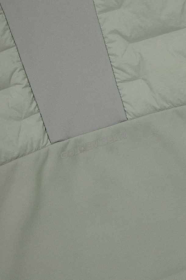 남성용 하이브리드 다운 점퍼입니다. 그레이 컬러의 무지 디자인으로, 가을과 겨울에 골프 또는 일상에서 스포티하고 캐주얼한 스타일을 연출하기 좋습니다. 두꺼운 두께감과 부드러운 촉감의 나일론, 폴리에스테르 혼방 소재로 제작되어 보온성과 방풍 기능을 제공합니다. 레귤러핏에 집업 스타일, 긴 소매 기장으로 활동성을 높였으며, 하이브리드 디자인과 기능성을 더했습니다.
