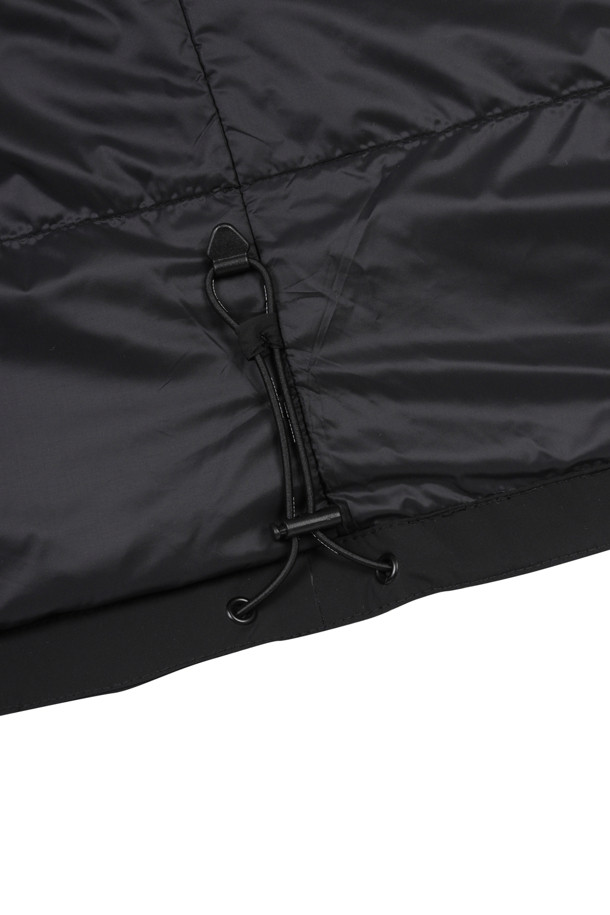 남성용 '윈드프로프 라이닝 패디드 재킷'은 가을, 겨울 시즌에 적합한 방풍 및 보온 기능을 갖춘 패딩 재킷입니다. 스포티하면서도 미니멀한 블랙 색상의 무지 디자인으로, 골프룩 또는 일상복으로 활용 가능합니다. 두꺼운 두께감과 부드러운 촉감의 나일론 소재를 사용하여 편안한 착용감을 제공하며, 긴 소매와 레귤러핏으로 제작되었습니다. 집업 스타일의 레귤러 기장으로 활동성을 높였으며, 내부는 패딩 안감으로 마감되어 뛰어난 보온성을 자랑합니다.
