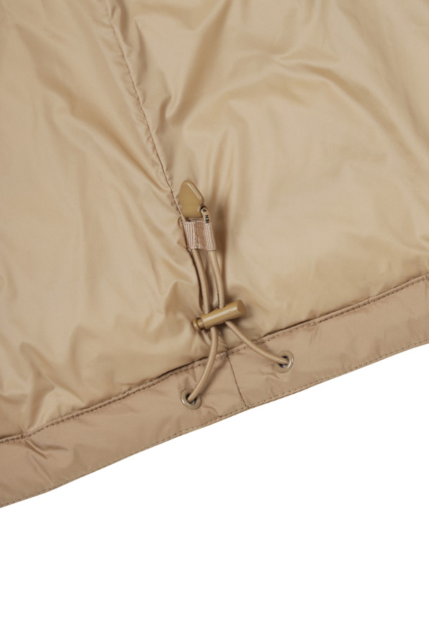 가볍고 따뜻한 남성용 '라이트웨이트 다운 베스트'입니다. 부드러운 촉감의 나일론과 폴리에스테르 혼방 소재로 제작되어 가을, 겨울철 보온성을 책임집니다. 베이지 색상의 무지 디자인으로, 스포티, 캐주얼, 미니멀 등 다양한 스타일 연출이 가능합니다. 골프룩은 물론, 일상에서도 편안하게 착용할 수 있는 활용도 높은 아이템입니다. 집업 스타일, 레귤러 핏, 민소매 디자인으로 활동성을 높였습니다.
