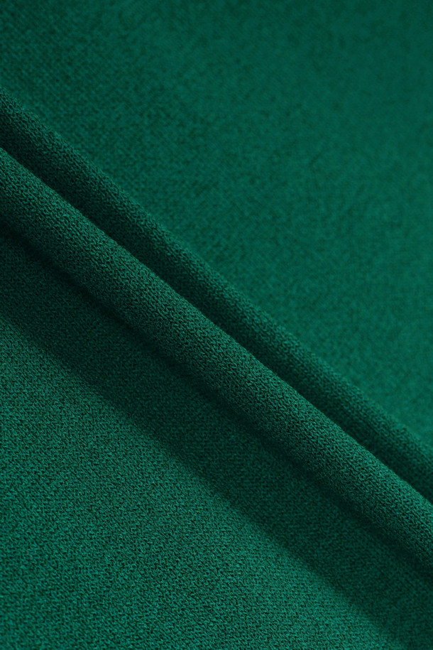 컬러 포인티드 가디건은 남성용 니트 가디건입니다. 봄, 가을에 착용하기 좋으며, 네이비와 그린 두 가지 색상으로 출시되었습니다. 슬림핏 디자인에 얇은 두께감으로 편안한 착용감을 선사하며, 부드러운 니트 소재로 제작되었습니다. 골프, 일상, 비즈니스 캐주얼 등 다양한 TPO에 활용 가능하며, 클래식, 스포티, 미니멀 스타일을 연출하기 좋습니다. 플레인 조직 편직, 포인트 컬러 배색, 베어 자수 로고, 로고 각인 플리 단추 등 섬세한 디테일이 돋보입니다.
