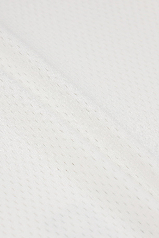 (W) 메쉬 롱 슬리브 티셔츠는 골프 활동에 적합한 여성용 상의입니다. 아이보리 컬러의 메쉬 소재로 제작되어 봄, 여름, 가을, 겨울 사계절 모두 착용 가능하며, 슬림핏, 레귤러핏, 오버핏으로 다양한 스타일을 연출할 수 있습니다. V넥 디자인에 밑단 스트링으로 핏 조절이 용이하며, 골든베어 레터링 프린트와 소매 'GDBR' 텍스트 프린트가 특징입니다. 넥 라인과 어깨 라인의 배색 포인트, 소매 립 배색으로 스포티한 무드를 더했습니다.
