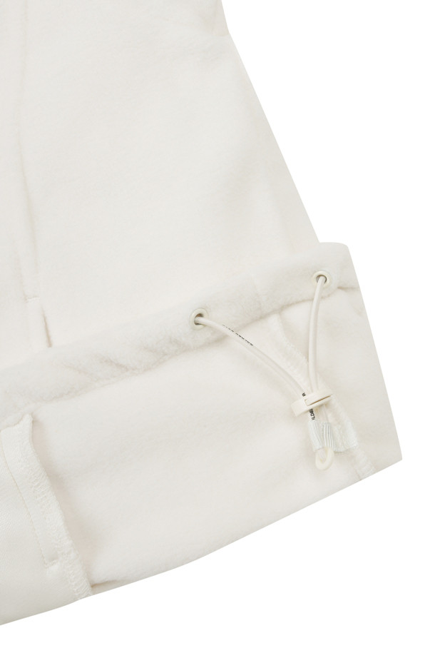 (W) 우븐 하이브리드 마이크로 플리스 후디는 여성용 상의로, 가을과 겨울에 따뜻하게 착용할 수 있습니다. 부드러운 플리스 안감과 두꺼운 두께감으로 보온성을 높였으며, 흡습 기능으로 쾌적함을 유지합니다. 화이트와 아이보리 두 가지 색상으로 출시되었으며, 스포티, 캐주얼, 미니멀 스타일을 모두 소화할 수 있습니다. 골프룩, 캠핑룩 등 다양한 TPO에 활용 가능하며, 집업 스타일로 간편하게 여밀 수 있습니다. 측면 포켓과 로고 디테일이 돋보이는 레귤러핏 후디입니다.
