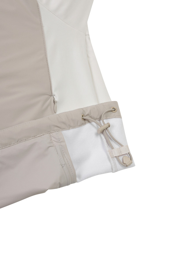 (W) 패디드 우븐 스웨트는 여성용 상의로, 아이보리와 베이지 두 가지 색상으로 출시되었습니다. 부드러운 촉감의 폴리에스테르 소재에 패딩 안감을 더해 보온성을 높였으며, 레귤러핏 라운드넥 디자인으로 편안한 착용감을 선사합니다. 봄, 가을, 겨울 세 계절 모두 착용 가능하며, 스포티, 캐주얼, 미니멀한 스타일을 연출할 수 있습니다. 특히 골프룩에 적합하며, 무지 디자인에 패딩 디테일이 더해져 포인트를 줍니다.
