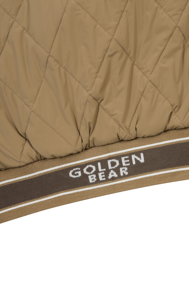 (W) 플리스 하이브리드 패딩 재킷은 여성용 아우터로, 겨울철 골프 및 일상복으로 활용하기 좋습니다. 부드러운 플리스 소재와 퀼팅 처리로 따뜻함과 편안함을 동시에 제공하며, 슬림핏, 데일리핏, 오버핏 등 다양한 핏으로 연출 가능합니다. 베이지, 블랙 두 가지 색상으로 출시되었으며, 다이아몬드 퀼팅 패턴, 립조직 배색, 골드베어 레터링, 버릿베어 자수, 오각 와펜 등 섬세한 디자인 장식이 돋보입니다. 후드 스트링/스토퍼 조절, 사이드 스냅버튼 포켓, 세미 오토락 지퍼풀러 등의 부가 기능으로 실용성을 더했습니다.
