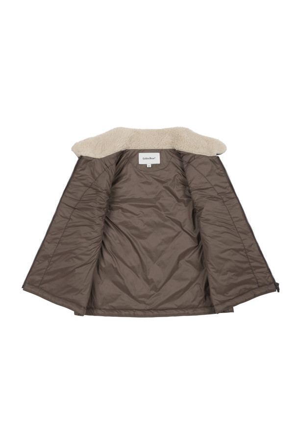 (W) 플리스 카라 퀄티드 베스트는 여성스러운 스타일을 강조하는 아우터입니다. 브라운 컬러의 부드러운 플리스 카라와 퀄팅 디테일이 특징이며, 가을과 겨울에 따뜻함과 스타일을 동시에 제공합니다. 집업 스타일과 레귤러핏으로 편안하게 착용 가능하며, 골프룩 또는 일상 캐주얼룩, 스포티룩, 미니멀룩 등 다양한 스타일 연출에 활용할 수 있습니다. 두꺼운 두께감으로 보온성을 높였으며 민소매 디자인으로 활동성을 보장합니다.
