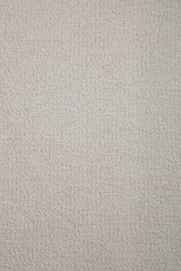 가볍고 부드러운 택텔 소재의 "(U) 넥워머"입니다. 베이지와 블랙 두 가지 색상으로 출시되어, 어떤 스타일에도 쉽게 매치할 수 있습니다. 겨울철 보온성을 책임지며, 가벼운 착용감으로 일상 및 아웃도어 활동에 적합합니다. 넥워머 전면에는 골드 베어 시그니처 자수 로고가 섬세하게 수놓아져 있으며, 캐주얼, 미니멀, 클래식 등 다양한 스타일을 연출할 수 있습니다. "겨울 데일리룩"과 "산책룩"에 포인트 아이템으로 활용해 보세요.
