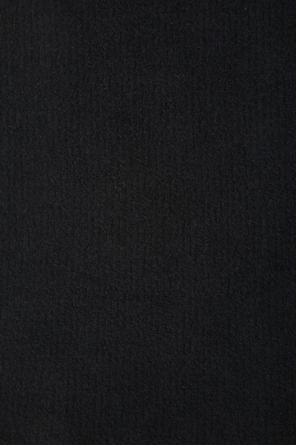 베이직한 디자인의 (U) 넥워머입니다. 부드러운 택텔 소재로 제작되어 뛰어난 착용감을 선사하며, 보온 기능으로 겨울철 추위로부터 따뜻하게 보호해줍니다. 경량 소재로 제작되어 활동성이 뛰어나며, 어떤 스타일에도 잘 어울리는 미니멀하고 클래식한 디자인을 자랑합니다. 넥워머 왼쪽 하단에는 골드 베어 시그니처 자수 로고가 포인트로 들어가 있습니다. 겨울 데일리룩 또는 산책룩에 활용하여 따뜻함과 스타일을 동시에 잡을 수 있습니다.
