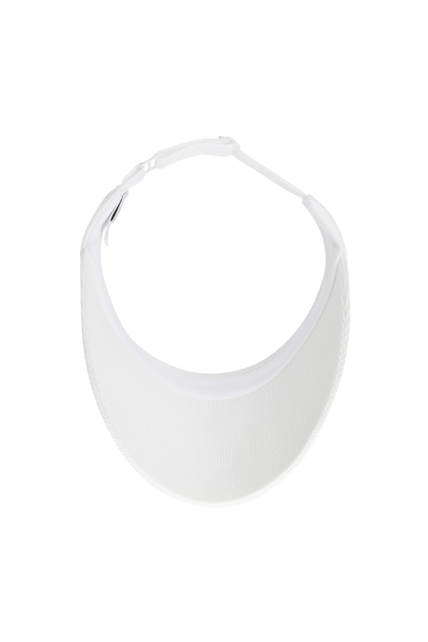 (W) 코듀로이 바이저는 부드러운 코듀로이 소재로 제작되어 봄, 여름, 가을 계절에 착용하기 좋습니다. 아이보리, 브라운, 블랙 세 가지 색상으로 출시되었으며, 낮은 모자 깊이와 8.5cm 챙 넓이로 편안한 착용감을 제공합니다. 자수 와펜, 로고 직자수, 메달 버클 등의 디자인 장식이 돋보이며, 스트레치 소재와 이마 부분 메쉬 안감으로 기능성을 더했습니다. 후면 메달 버클과 로고 밴드로 사이즈 조절이 가능하여 골프룩, 캐주얼룩 등 다양한 스타일에 클래식하고 미니멀하게 매치할 수 있습니다.
