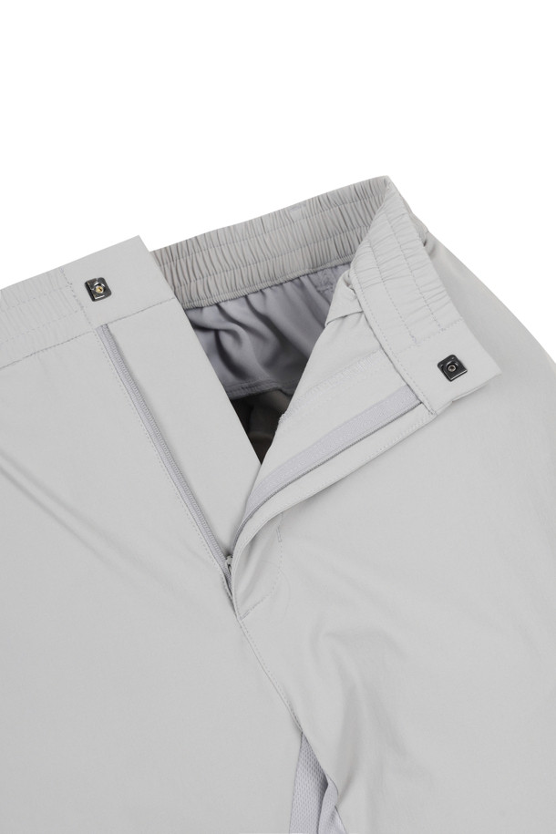 메쉬 카고 조거 팬츠는 통기성이 우수한 메쉬 소재로 제작되어, 봄, 여름, 가을, 겨울 사계절 모두 활용 가능한 남성용 조거 팬츠입니다. 스포티하고 캐주얼한 스타일을 연출하며, 미니멀한 디자인으로 어떤 상의에도 쉽게 매치할 수 있습니다. 그레이와 블랙 두 가지 색상으로 출시되었으며, 슬림핏, 스트레이트핏, 테이퍼드핏, 와이드핏 등 다양한 핏을 선택할 수 있습니다. 밴딩 처리된 허리와 무릎 다트, 입체 패턴으로 편안한 착용감을 제공하며, 리플렉티브 스티치와 메쉬 카고 포켓, 우측 사선 포켓 등의 디테일이 돋보입니다. 골프룩으로도 손색없는 실용적인 아이템입니다.
