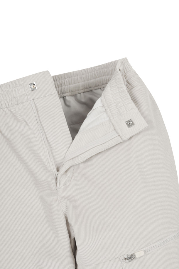 코듀로이 밴딩 조거 팬츠는 부드러운 촉감의 코듀로이 소재로 제작되어 봄, 가을, 겨울 시즌에 착용하기 좋습니다. 슬림, 스트레이트, 테이퍼드, 와이드 핏으로 다양한 스타일을 연출할 수 있으며, 3D 패턴 적용으로 편안한 착용감을 선사합니다. 아이보리, 브라운, 그린 세 가지 색상으로 출시되었으며, 골프룩, 가을 나들이룩, 캐주얼, 스포티, 미니멀 스타일링에 활용하기 좋습니다. 밴딩 처리와 조거 스타일 햄라인으로 활동성을 높였으며, 좌우 지퍼 포켓, 대각선 사이드 포켓, 펜홀더 포켓, 백 웰트 포켓, 스냅 클로저, 5개의 벨트 루프 등의 디테일이 돋보입니다.
