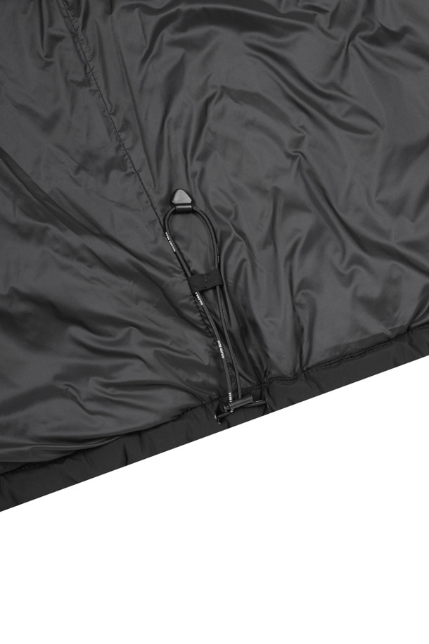 남성 골프 및 일상용으로 적합한 퀄티드 하이브리드 재킷입니다. 스포티하고 캐주얼한 스타일을 연출하며, 가을, 겨울철에 따뜻하게 착용할 수 있습니다. 부드러운 촉감의 나일론과 폴리에스테르 혼방 소재로 제작되었으며, 두꺼운 두께감으로 보온성과 방풍 기능을 제공합니다. 레귤러핏에 집업 스타일, 스탠드 칼라 디자인으로 활동적인 움직임에도 편안함을 선사합니다. 퀄팅 패턴이 돋보이는 긴 소매의 블랙 컬러 재킷으로, 미니멀한 스타일을 선호하는 분들께 추천합니다.
