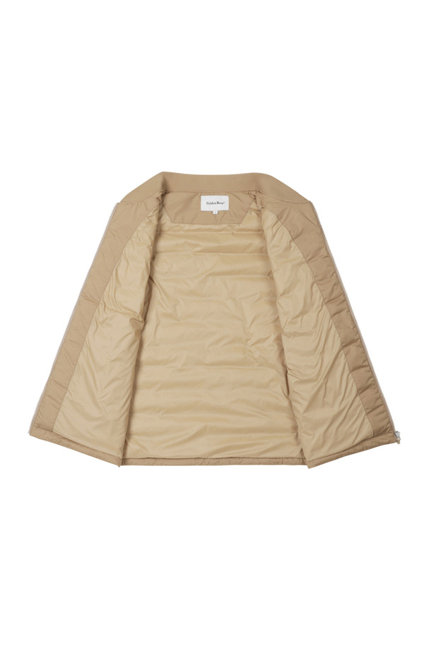 가볍고 따뜻한 남성용 '라이트웨이트 다운 베스트'입니다. 부드러운 촉감의 나일론과 폴리에스테르 혼방 소재로 제작되어 가을, 겨울철 보온성을 책임집니다. 베이지 색상의 무지 디자인으로, 스포티, 캐주얼, 미니멀 등 다양한 스타일 연출이 가능합니다. 골프룩은 물론, 일상에서도 편안하게 착용할 수 있는 활용도 높은 아이템입니다. 집업 스타일, 레귤러 핏, 민소매 디자인으로 활동성을 높였습니다.
