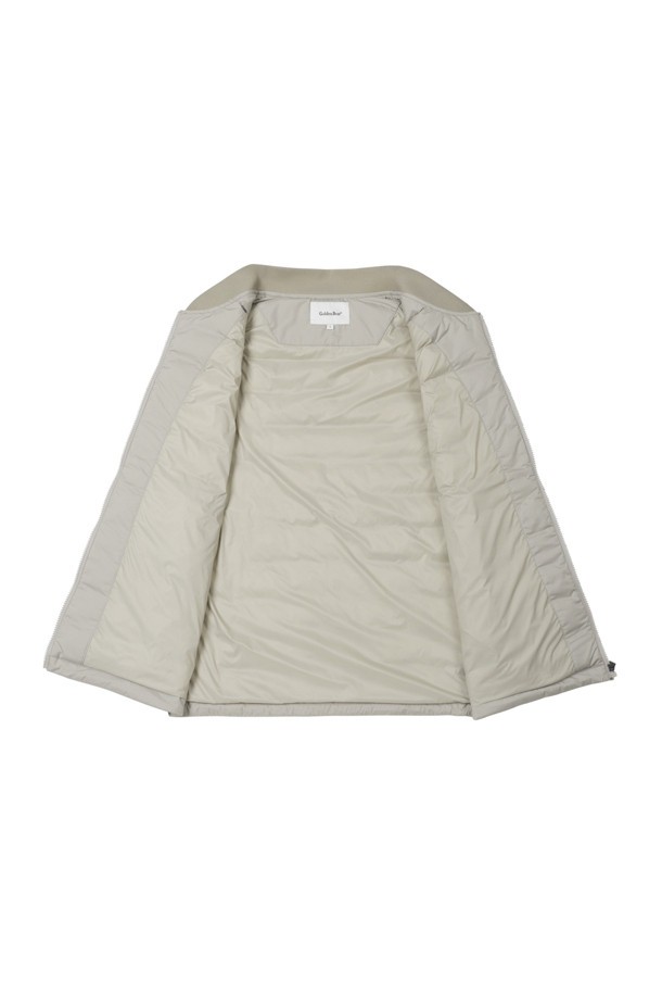 **경량 다운 베스트**

가을, 겨울 시즌에 남성 골퍼 및 일상에서 활용하기 좋은 경량 다운 베스트입니다. 그레이, 베이지, 블랙 3가지 색상으로 출시되어 다양한 스타일에 매치하기 용이합니다. 나일론 소재에 다운 80%, 페더 20% 충전재를 사용하여 보온성을 높였으며, 슬림핏, 데일리핏, 오버핏으로 취향에 맞게 선택할 수 있습니다. 지퍼 여밈 방식에 민소매 디자인으로, 스트레치 밴드 암홀 마감, 세미오토락 지퍼풀러, 사선 싱글월트 포켓, 스트링 밑단 조절, 안티필링 가공 넥밴드, 자수 와펜 등 디테일한 특징을 갖춘 스포티하고 미니멀한 캐주얼 스타일의 아우터입니다.
