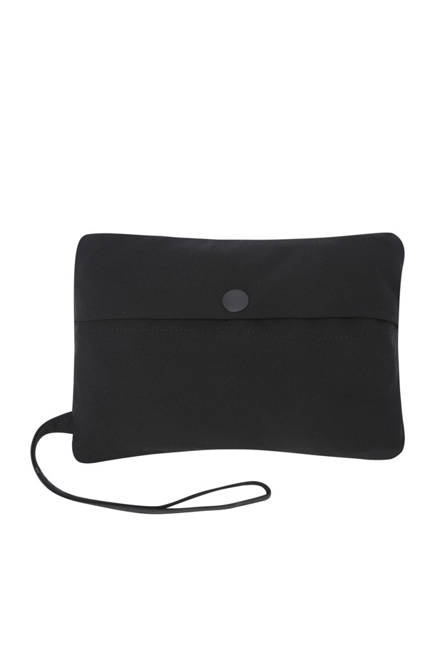 (W)(골든 베어 X 배트맨) 배트맨 판쵸는 여성 고객을 위한 아우터입니다. 일상생활과 우천 시에 착용하기 적합하며, 여름, 가을, 겨울 계절에 걸쳐 활용할 수 있습니다. 배트맨 윙 디자인, 착용 시 왼쪽 가슴 배트맨 자수, 후면 하단 골든베어 레터링이 특징이며, 배트맨 콜라보레이션 컬렉션으로 출시되었습니다. 캐주얼, 스포티 스타일을 연출하며 여행룩에 잘 어울립니다. 방수 소재에 슬림핏 또는 오버핏으로 연출 가능하며, 후드 스트링으로 여밈 방식을 조절할 수 있는 레귤러 기장의 판초입니다.
