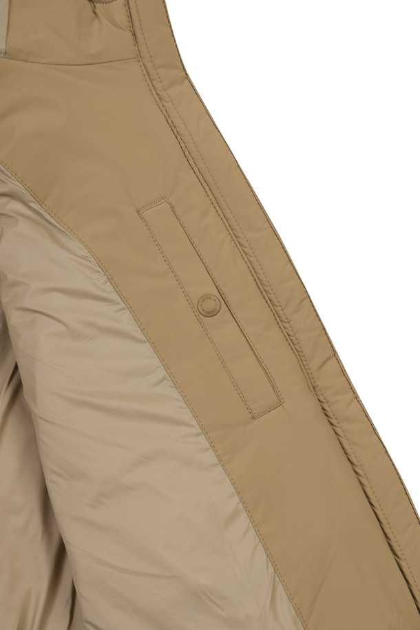 (W) 플리스 하이브리드 패딩 재킷은 여성용 아우터로, 겨울철 골프 및 일상복으로 활용하기 좋습니다. 부드러운 플리스 소재와 퀼팅 처리로 따뜻함과 편안함을 동시에 제공하며, 슬림핏, 데일리핏, 오버핏 등 다양한 핏으로 연출 가능합니다. 베이지, 블랙 두 가지 색상으로 출시되었으며, 다이아몬드 퀼팅 패턴, 립조직 배색, 골드베어 레터링, 버릿베어 자수, 오각 와펜 등 섬세한 디자인 장식이 돋보입니다. 후드 스트링/스토퍼 조절, 사이드 스냅버튼 포켓, 세미 오토락 지퍼풀러 등의 부가 기능으로 실용성을 더했습니다.
