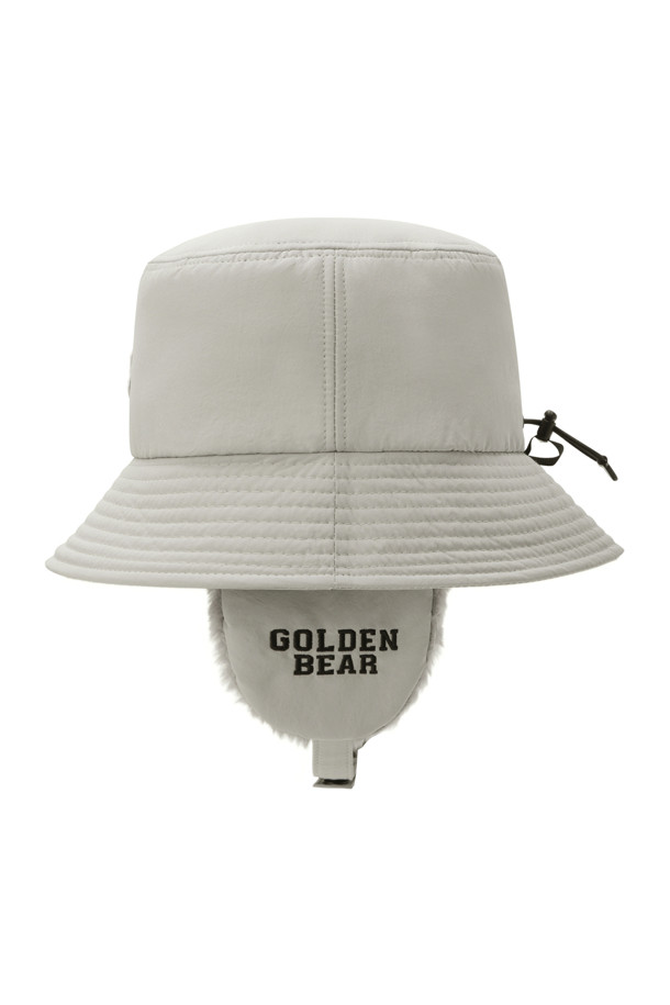 탈부착 이어플랩 버킷햇은 가을, 겨울철 라운딩과 일상에서 스타일리시하게 착용 가능한 모자입니다. 부드러운 나일론과 폴리에스테르 혼방 소재로 제작되어 깊은 모자 깊이와 챙 넓이로 안정적인 착용감을 제공합니다. 베이지, 그레이 두 가지 색상으로 출시되었으며, 보온 기능과 사이즈 조절이 가능하여 편안함을 더합니다. 귀덮개가 탈부착되어 날씨에 따라 다양하게 연출할 수 있으며, 클래식, 미니멀, 캐주얼 스타일을 연출하기 좋습니다. 무지 디자인에 로고 장식이 더해져 심플하면서도 세련된 골프룩을 완성합니다.
