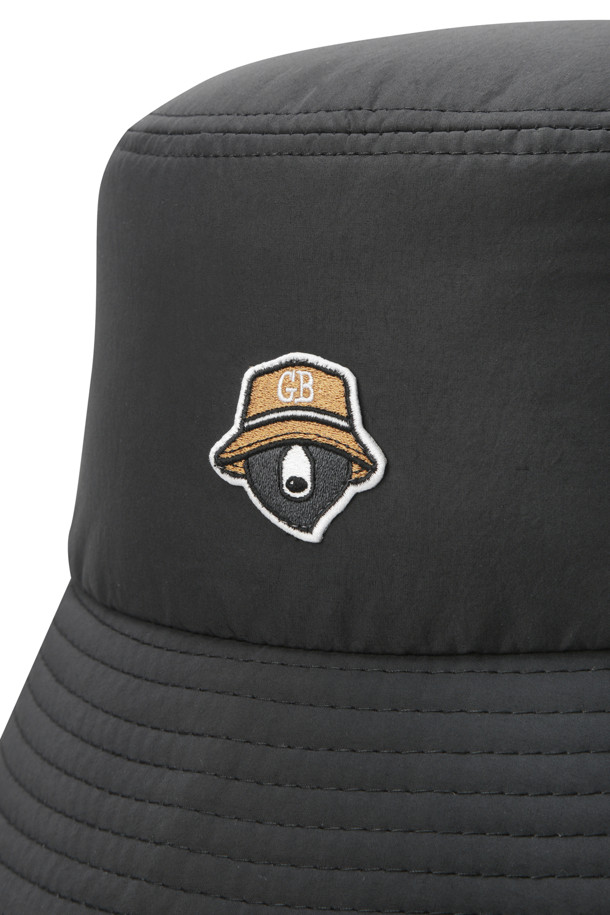 탈부착 이어플랩 버킷햇은 겨울과 가을, 쌀쌀한 날씨에도 따뜻하고 스타일리시하게 연출할 수 있는 모자입니다. 부드러운 폴리에스테르 소재로 제작되어 편안한 촉감을 제공하며, 깊은 모자 깊이와 중간 챙 넓이로 안정적인 착용감을 선사합니다. 무지 디자인에 이어플랩과 로고 장식으로 포인트를 더했으며, 탈부착 가능한 이어플랩으로 보온성을 조절할 수 있습니다. 골프룩, 출근룩, 등산룩 등 다양한 TPO에 클래식, 미니멀, 캐주얼 스타일로 활용하기 좋습니다.
