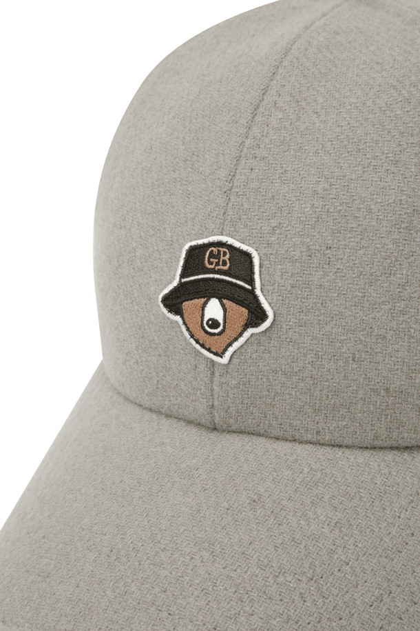 따뜻함과 스타일을 모두 갖춘 이어플랩 볼캡입니다. 베이지 컬러의 무지 디자인으로, 캐주얼, 미니멀, 클래식 등 어떤 스타일에도 잘 어울립니다. 겨울과 가을 시즌에 적합하며, 귀덮개 디테일이 있어 보온성을 높였습니다. 골프룩을 포함한 다양한 일상 코디에 활용하기 좋은 아이템입니다.
