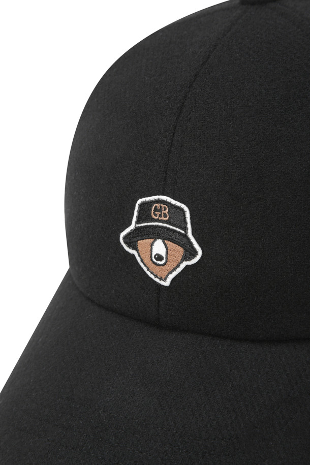 블랙 컬러의 이어플랩 볼캡입니다. 겨울, 가을 시즌에 착용하기 좋으며, 골프 및 일상생활에서 활용하기 좋습니다. 부드러운 폴리에스테르 소재로 제작되어 편안한 착용감을 선사하며, 깊은 모자 깊이와 일반 챙 넓이로 안정적인 핏을 제공합니다. 귀덮개 디자인과 로고 디테일이 돋보이며, 보온 기능과 사이즈 조절 기능으로 실용성을 더했습니다. 캐주얼, 클래식, 미니멀 스타일의 골프룩에 매치하기 좋습니다.
