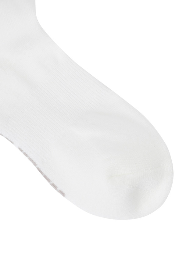 [리오더] TRI-Color 스트라이프 삭스는 골프룩에 잘 어울리는 스포티하고 캐주얼한 스타일의 양말입니다. 면 소재로 제작되어 흡습 기능이 있으며, 얇은 두께감으로 사계절 내내 착용하기 좋습니다. 화이트와 브라운 컬러의 스트라이프 패턴이 돋보이는 디자인입니다. 골프 활동 시 편안함과 스타일을 동시에 만족시켜주는 스포츠 양말입니다.
