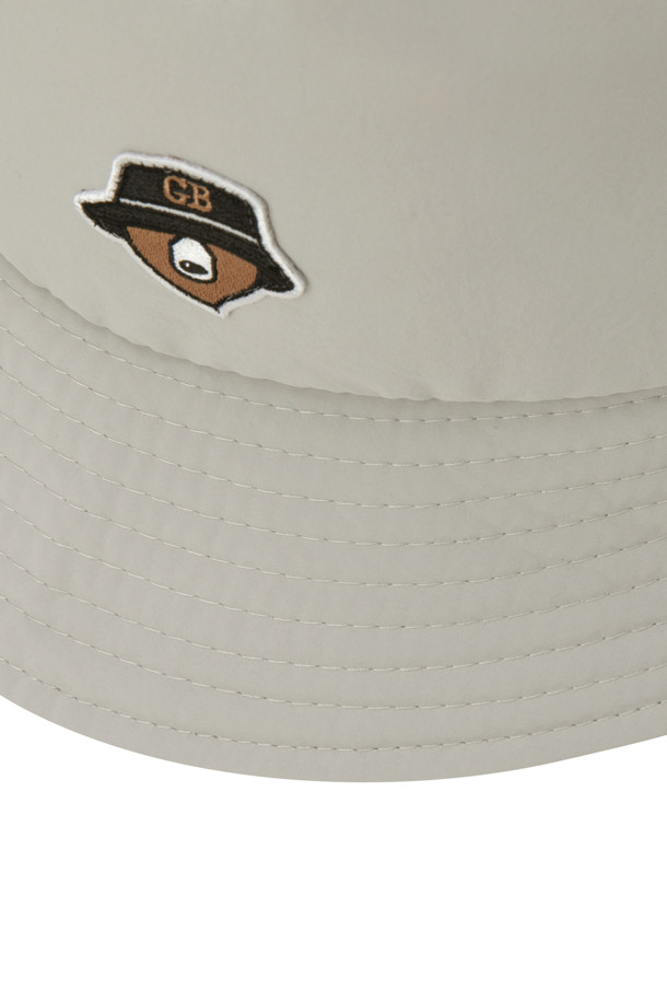 탈부착 이어플랩 버킷햇은 가을, 겨울철 라운딩과 일상에서 스타일리시하게 착용 가능한 모자입니다. 부드러운 나일론과 폴리에스테르 혼방 소재로 제작되어 깊은 모자 깊이와 챙 넓이로 안정적인 착용감을 제공합니다. 베이지, 그레이 두 가지 색상으로 출시되었으며, 보온 기능과 사이즈 조절이 가능하여 편안함을 더합니다. 귀덮개가 탈부착되어 날씨에 따라 다양하게 연출할 수 있으며, 클래식, 미니멀, 캐주얼 스타일을 연출하기 좋습니다. 무지 디자인에 로고 장식이 더해져 심플하면서도 세련된 골프룩을 완성합니다.
