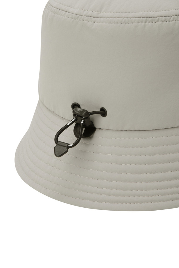 탈부착 이어플랩 버킷햇은 가을, 겨울철 라운딩과 일상에서 스타일리시하게 착용 가능한 모자입니다. 부드러운 나일론과 폴리에스테르 혼방 소재로 제작되어 깊은 모자 깊이와 챙 넓이로 안정적인 착용감을 제공합니다. 베이지, 그레이 두 가지 색상으로 출시되었으며, 보온 기능과 사이즈 조절이 가능하여 편안함을 더합니다. 귀덮개가 탈부착되어 날씨에 따라 다양하게 연출할 수 있으며, 클래식, 미니멀, 캐주얼 스타일을 연출하기 좋습니다. 무지 디자인에 로고 장식이 더해져 심플하면서도 세련된 골프룩을 완성합니다.
